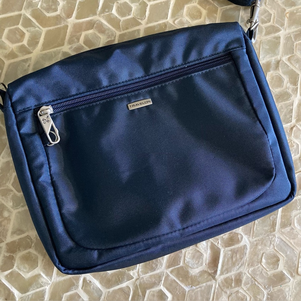 NEW!  Travelon Anti-Theft Classic Small E/W Crossbody - Spruce - Picture 9 of 10